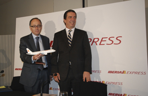 Luis Gallego y Rafael Sánchez-Lozano, en la presentación. FOTO: CARLOS GARCÍA. IberiaExpress2